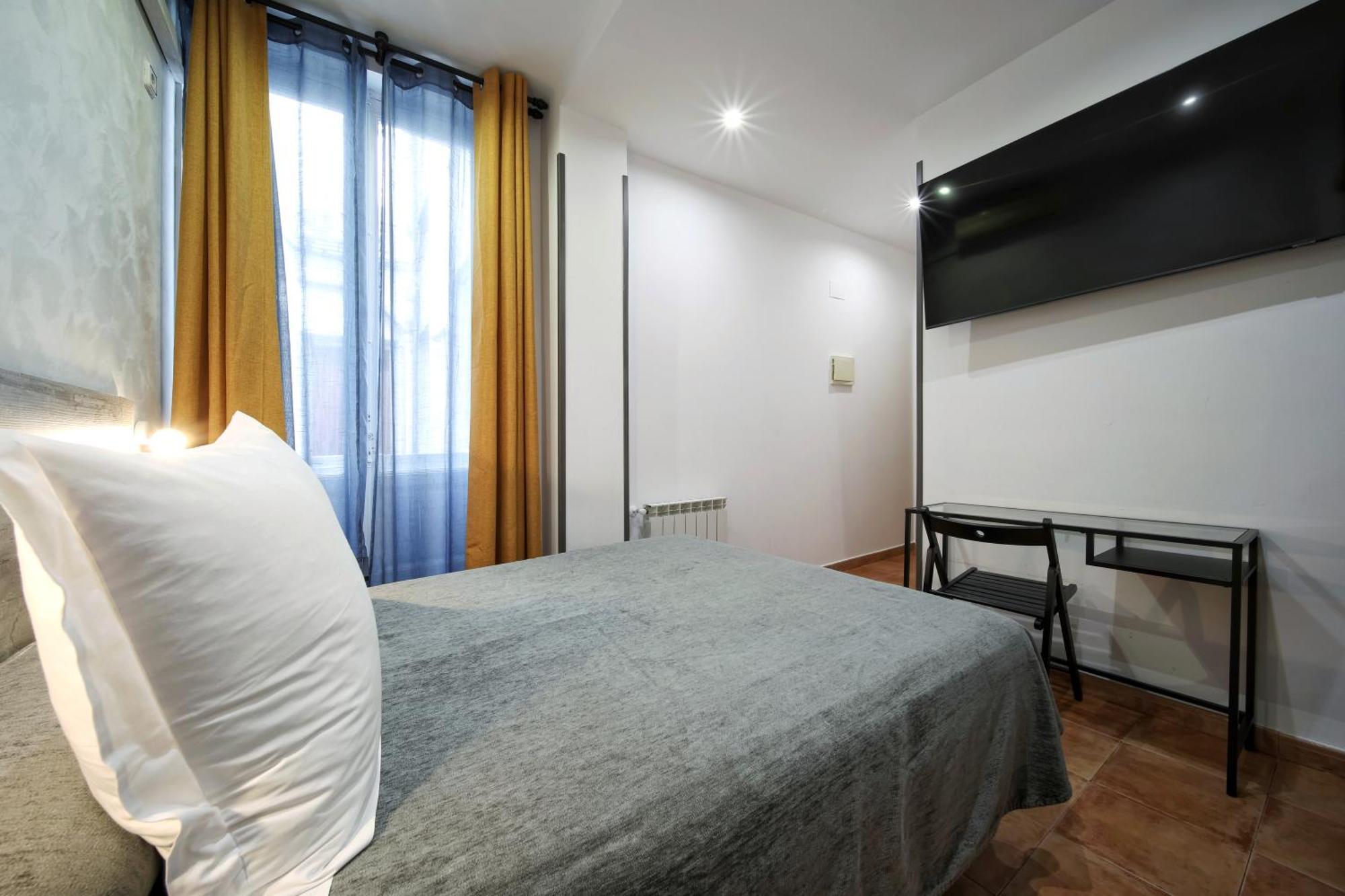 Hostal Las Fuentes (Adults Only) Madrid Bagian luar foto