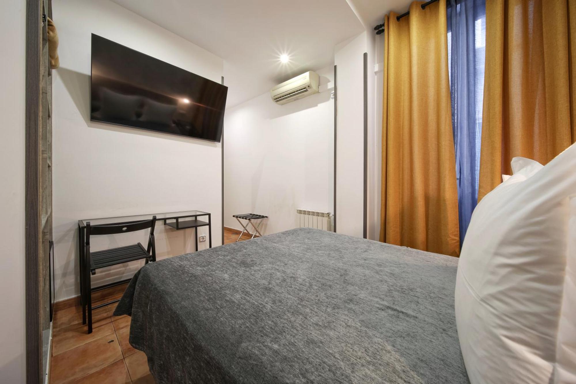 Hostal Las Fuentes (Adults Only) Madrid Bagian luar foto