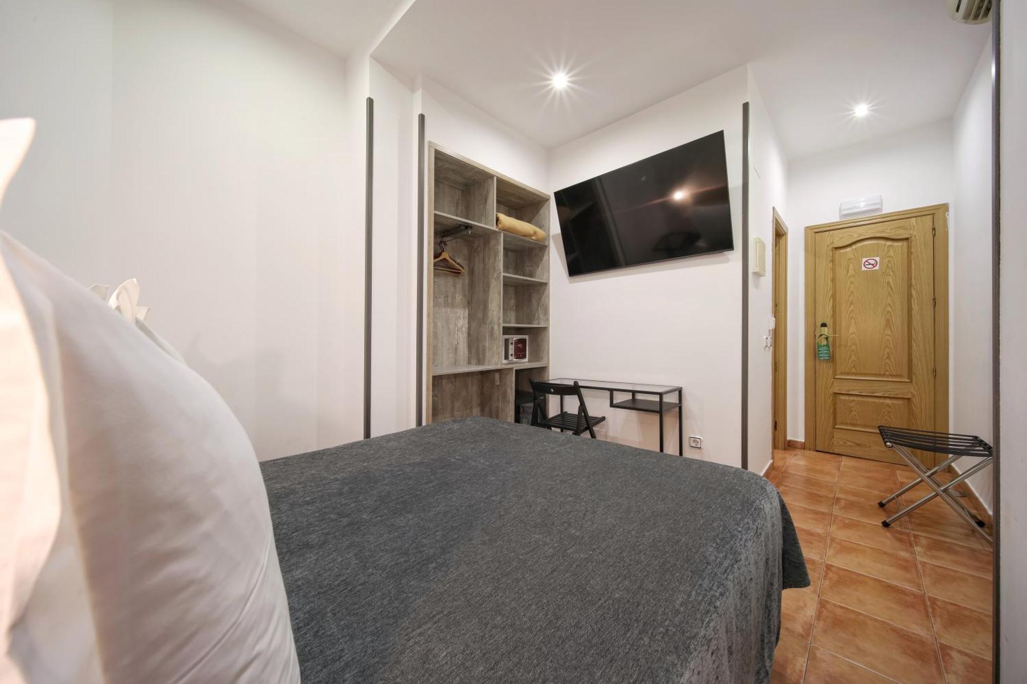 Hostal Las Fuentes (Adults Only) Madrid Bagian luar foto