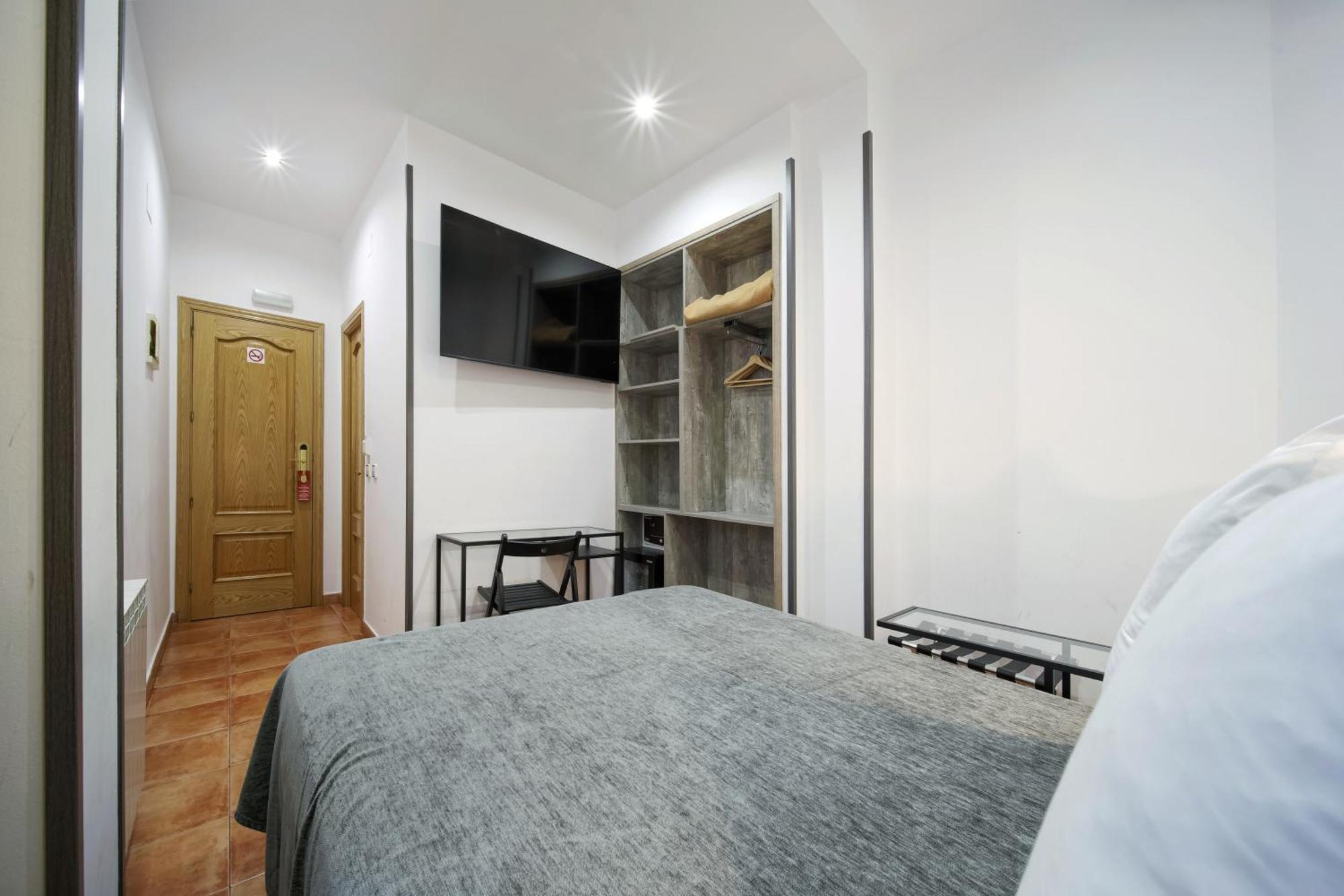 Hostal Las Fuentes (Adults Only) Madrid Bagian luar foto