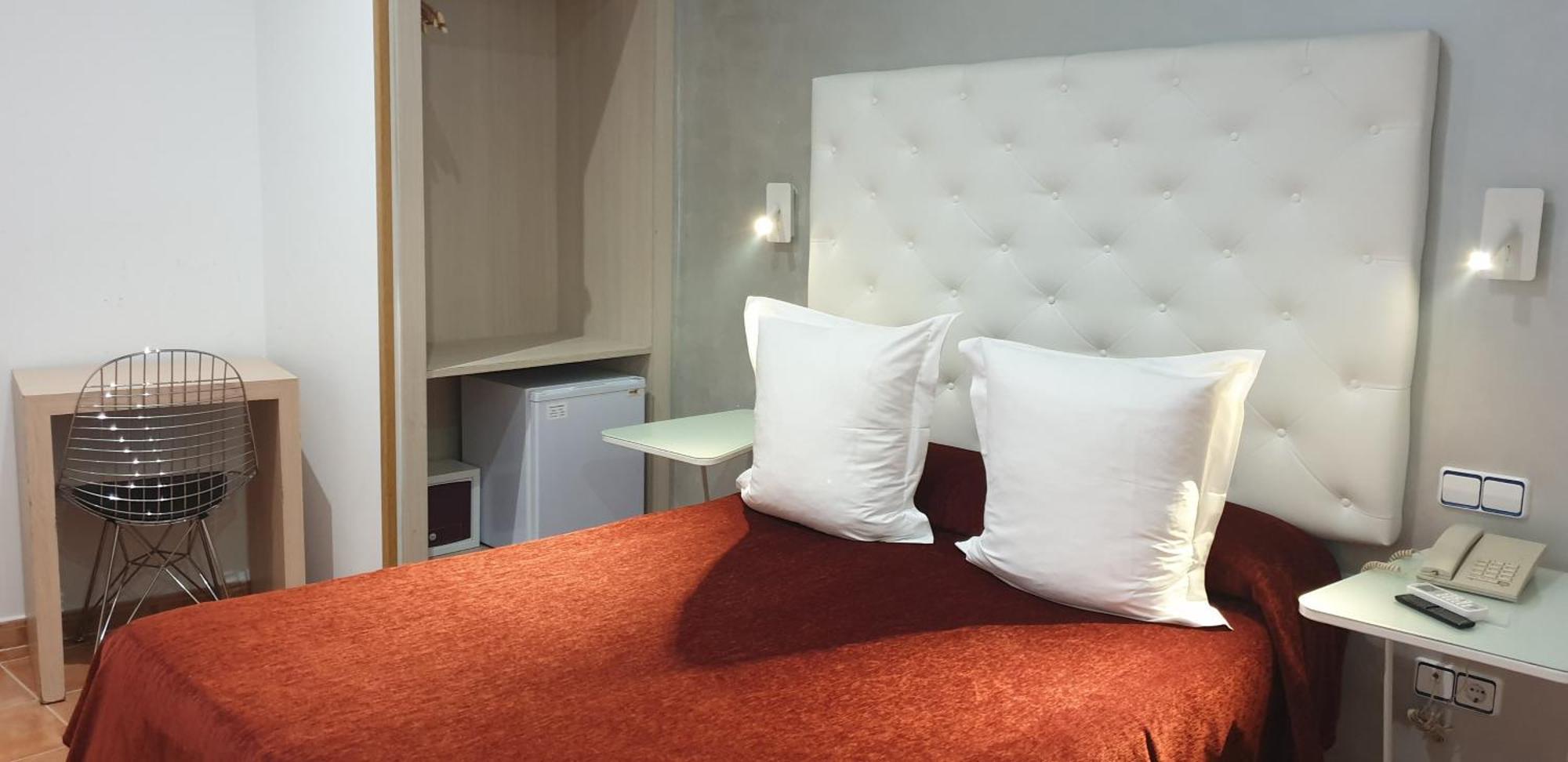 Hostal Las Fuentes (Adults Only) Madrid Bagian luar foto