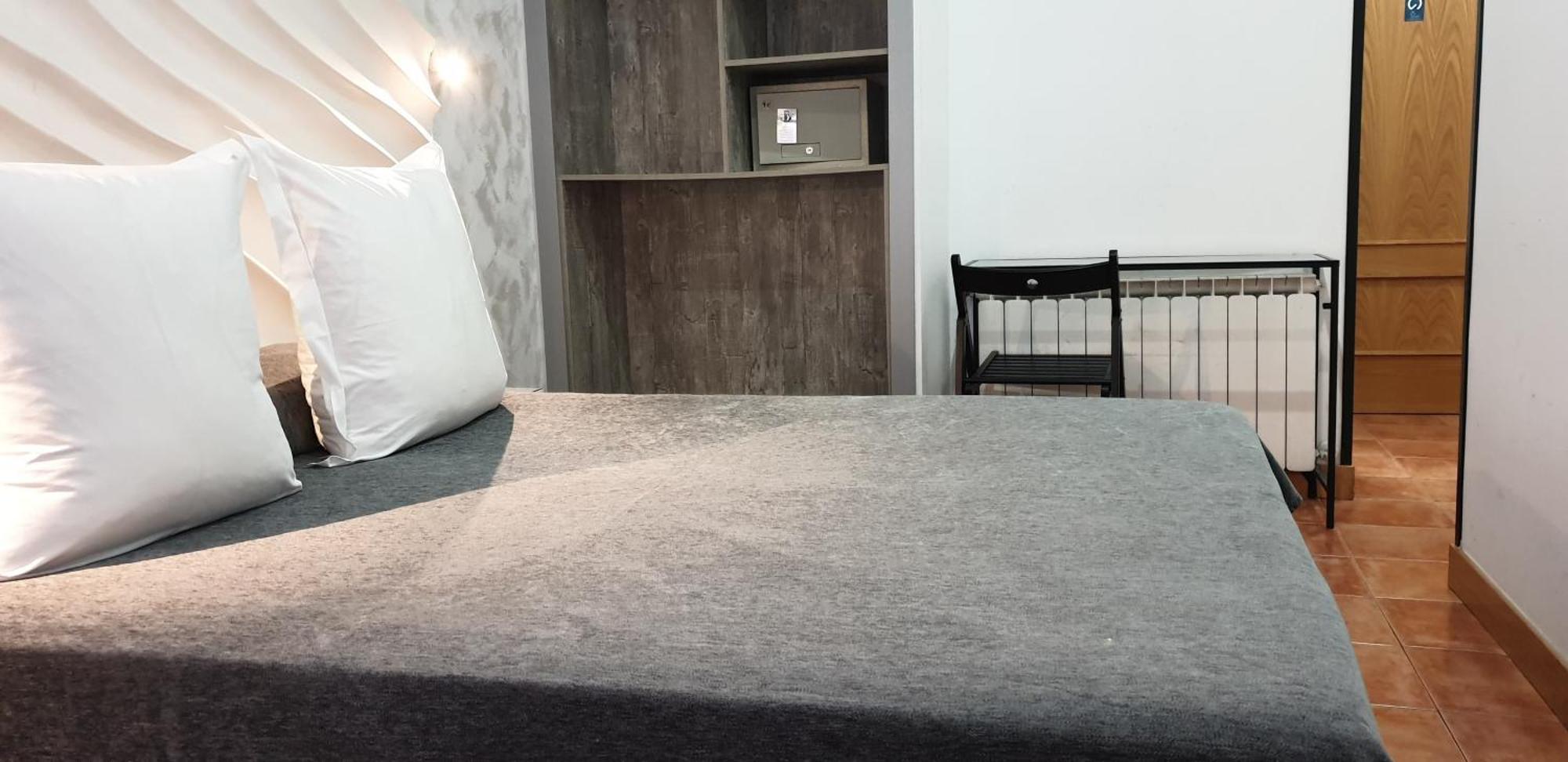 Hostal Las Fuentes (Adults Only) Madrid Bagian luar foto