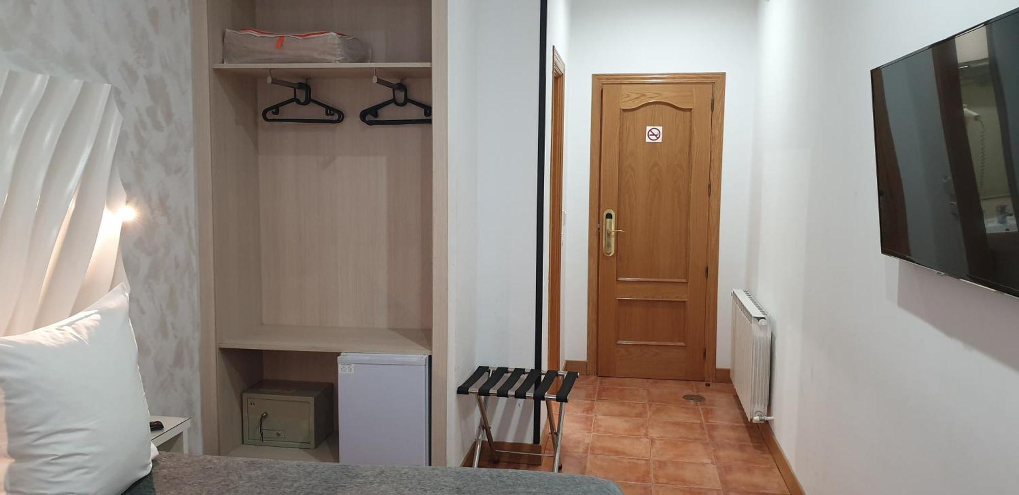 Hostal Las Fuentes (Adults Only) Madrid Bagian luar foto
