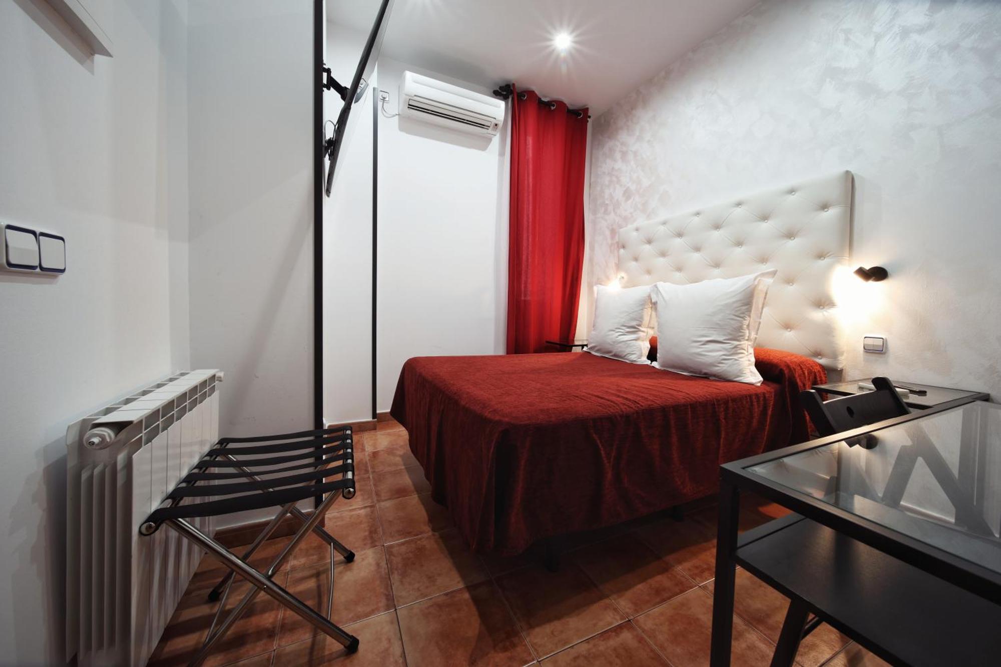 Hostal Las Fuentes (Adults Only) Madrid Bagian luar foto